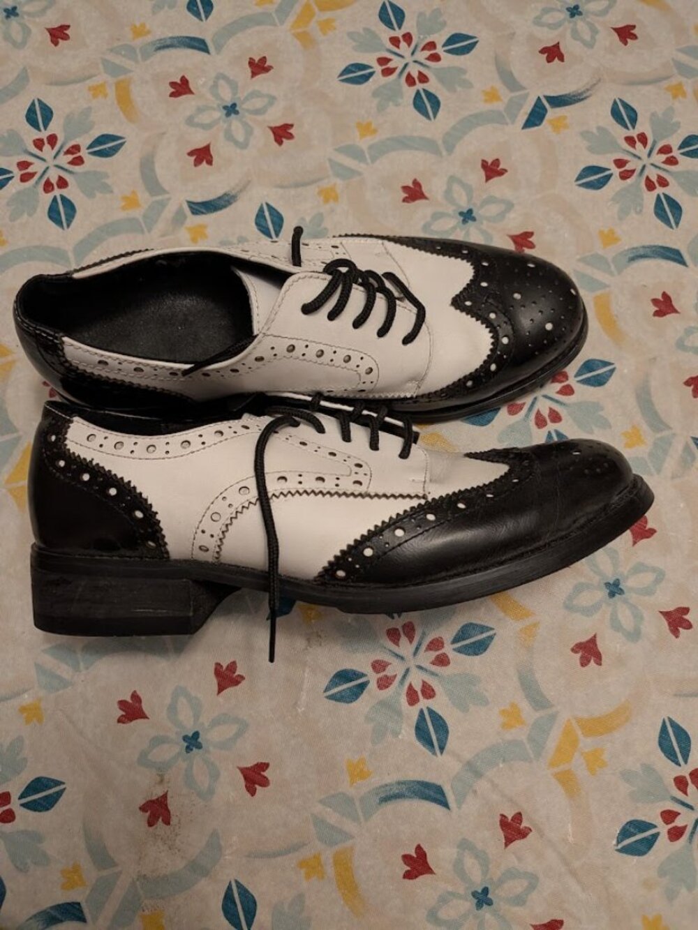 Vero Cuoio Black and White Oxford Wingtips